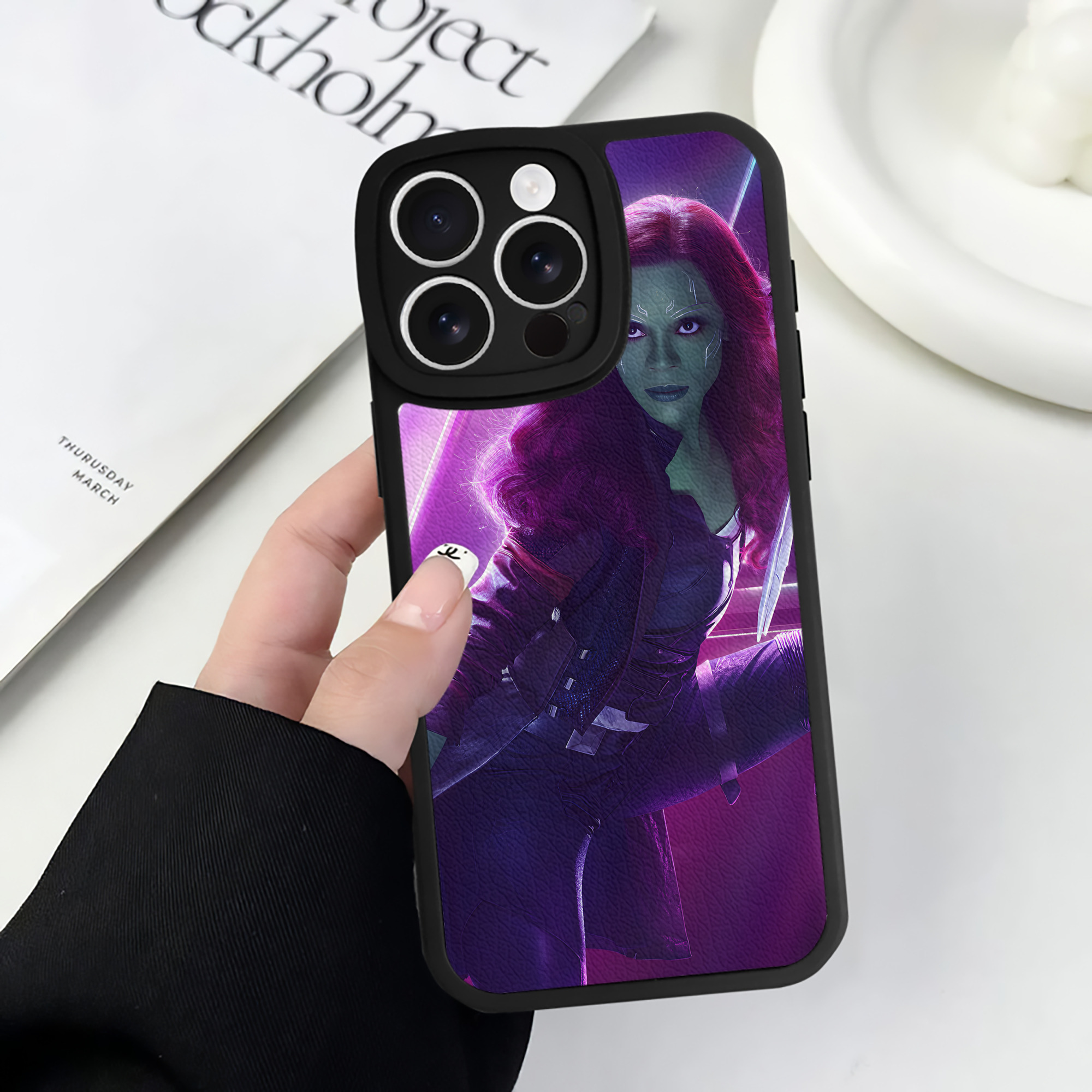 （画像用） アベンジャーズ The Avengers 【iPhone 16シリーズ対応】シリコンスマホケース（レザー調） 材質：シリコン